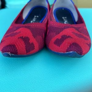 ROTHY'S Camo Point Toe Knit Flats in Red Camo in Excellent Condition! Size 8